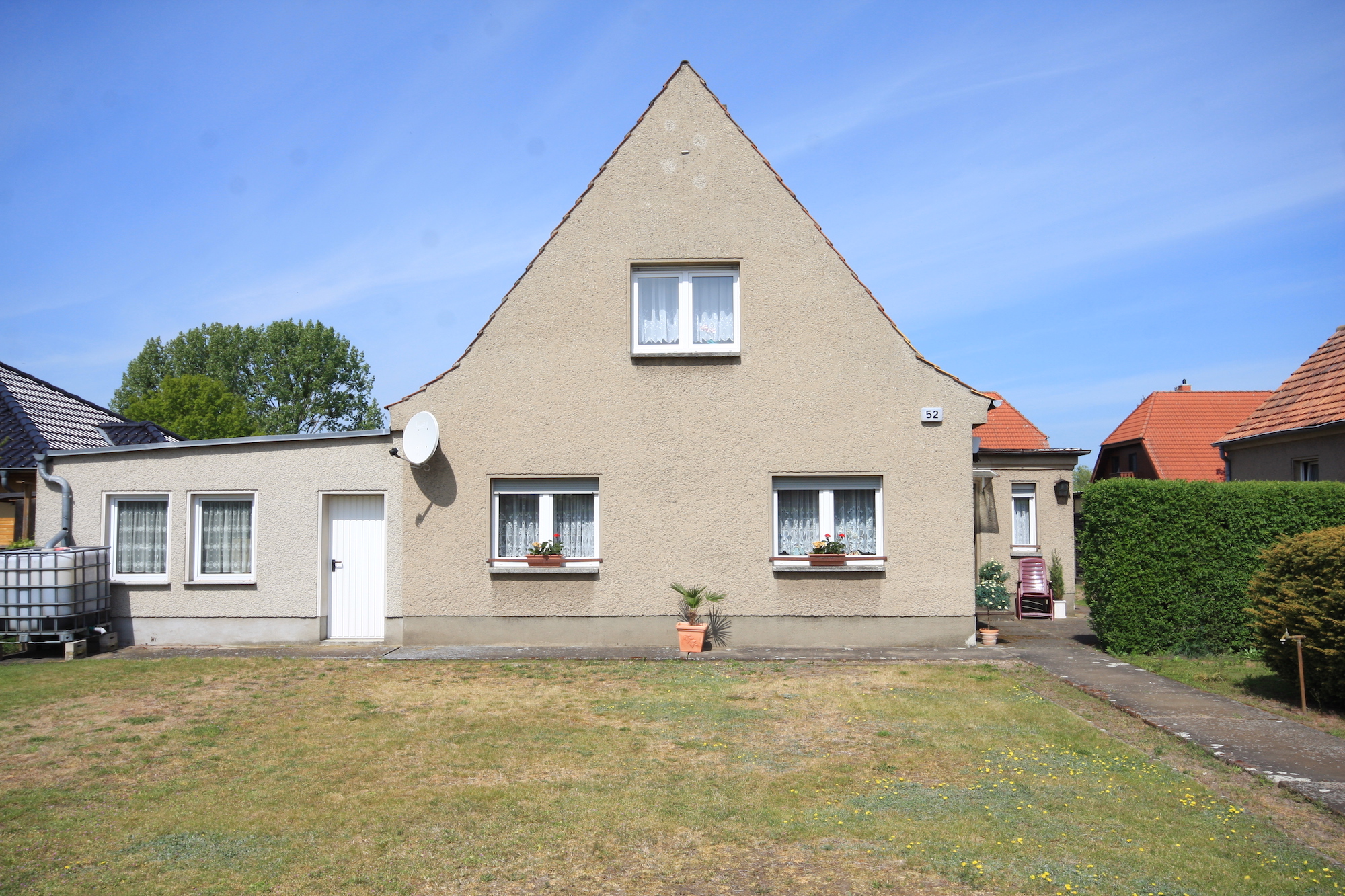 Charmantes Einfamilienhaus mit großer Garage in sehr