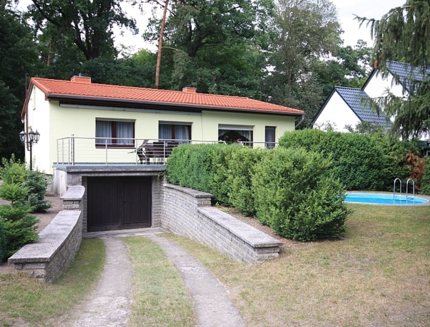 Großzügiger Bungalow mit Einliegerwohnung direkt am