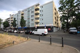 Kantstraße I Nahe Savignyplatz! Zwei-Zimmer-Wohnung mit Balkon und Tiefgaragenstellplatz in Toplage!