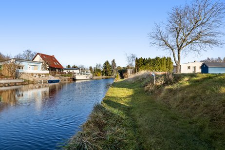 RARITÄT! Wassergrundstück (24m Straßenfront), bebaubar mit 2 Häusern inkl. Platz für 2 Boote