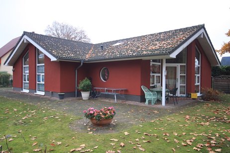 Schöner Architekten-Bungalow mit bester Ausstattung auf sonnigem Gartengrundstück!