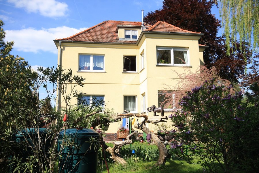 Stattliche Ein- bis Zweifamilienhaus-Villa von 1937 auf großem Gartengrundstück in zentraler Lage!