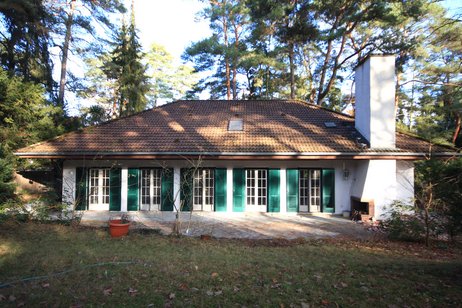 Stattliches Einfamilienhaus im Bungalowstil auf großzügigem Gartengrundstück in Toplage von Gatow